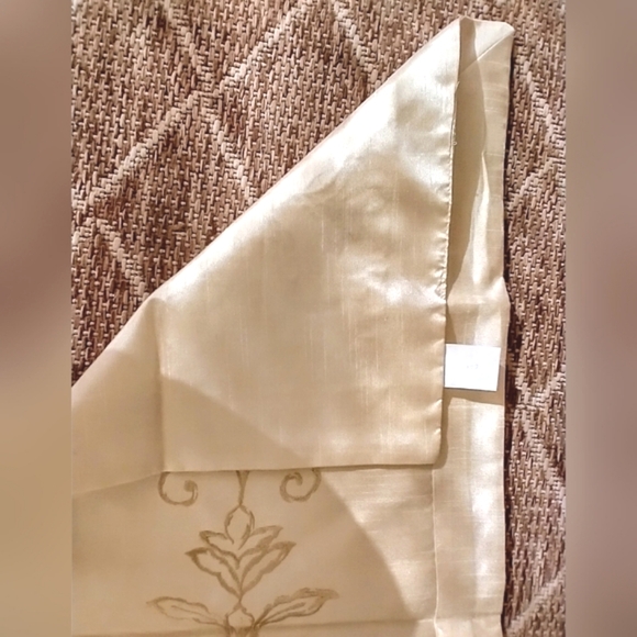 Table Runner NWOT - Picture 2 of 11